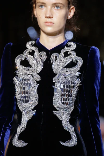 Look 19